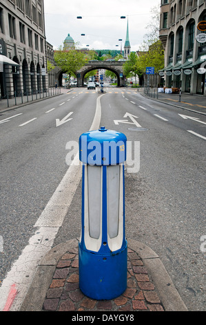 beleuchtete Poller mitten in Zürich Straßen, Schweiz, Bundesrepublik Deutschland, Westeuropa Stockfoto