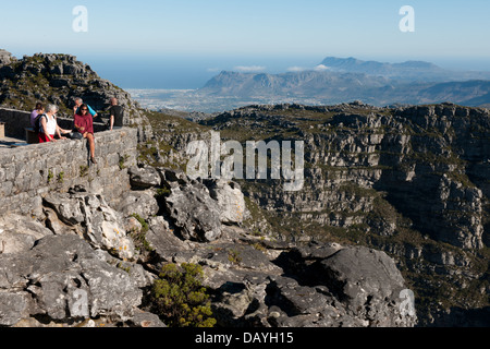 Touristen genießen die Aussicht vom Tafelberg, Kapstadt, Südafrika Stockfoto