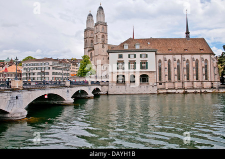 Grossmünster romanische evangelische Kirche durch die Limmat River, Zürich, Schweiz, Bundesrepublik Deutschland, Westeuropa Stockfoto