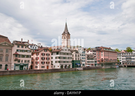 St. Peter Church über Limmat River, Zürich, Schweiz, Bundesrepublik Deutschland, Westeuropa Stockfoto
