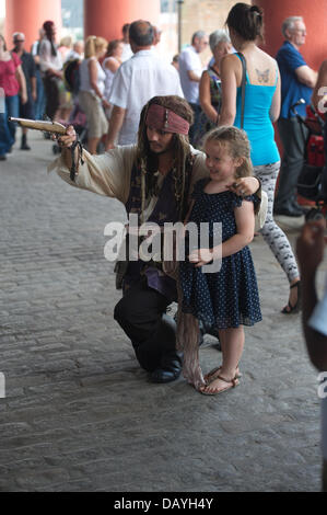 Liverpool, Vereinigtes Königreich. 20. Juli 2013. Mann verkleidet als Pirat stellt mit einem Kind. Das Albert Dock wird noch einmal lebendig, verwegene und Skullduggery als die jährliche Liverpool Piraten Festival kehrt zurück. Liverpool, England, Vereinigtes Königreich. Bildnachweis: David Colbran/Alamy Live-Nachrichten Stockfoto