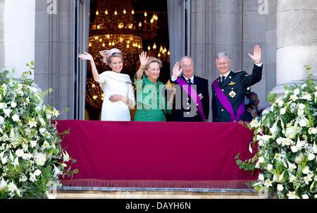 Brüssel, Belgien. 21. Juli 2013. Königin Mathilde (L-R), Königin Paola, König Albert und neuer König Philippe von Belgien grüßen vom Balkon des Palais Royal in Brüssel (Belgien), 21. Juli 2013, dem Nationalfeiertag. Foto: Albert Nieboer/Dpa/Alamy Live News Stockfoto