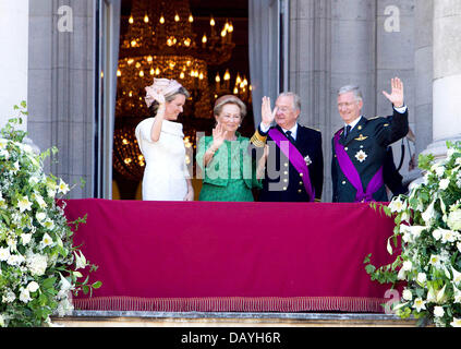 Brüssel, Belgien. 21. Juli 2013. Königin Mathilde (L-R), Königin Paola, König Albert und neuer König Philippe von Belgien grüßen vom Balkon des Palais Royal in Brüssel (Belgien), 21. Juli 2013, dem Nationalfeiertag. Foto: Albert Nieboer/Dpa/Alamy Live News Stockfoto