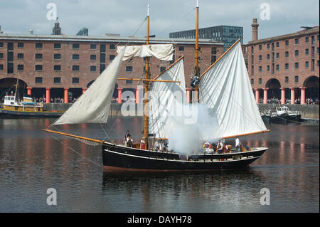 Liverpool, Vereinigtes Königreich. 20. Juli 2013. Live-Aktion-Kanone Schlacht zwischen den Schiffen auf der Anklagebank. Das Albert Dock wird noch einmal lebendig, verwegene und Skullduggery als die jährliche Liverpool Piraten Festival kehrt zurück. Liverpool, England, Vereinigtes Königreich. Bildnachweis: David Colbran/Alamy Live-Nachrichten Stockfoto