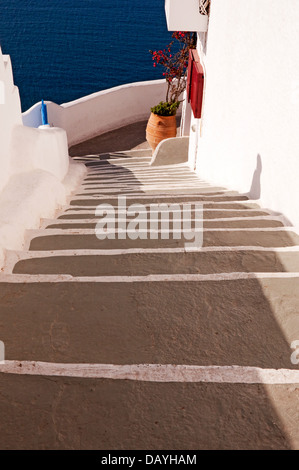 Treppe nach unten, Oia, Santorini, Griechenland Stockfoto