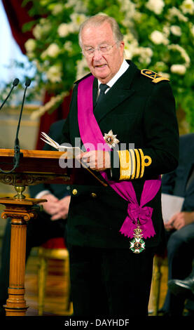 König Albert II. von Belgien Speeks während der Abdankung Zeremonie im königlichen Palast in Brüssel (Belgien). Prinz Philippe gelingt es seinem Vater Foto: RPE-Albert Ph.d van der Werf / Niederlande, Stockfoto