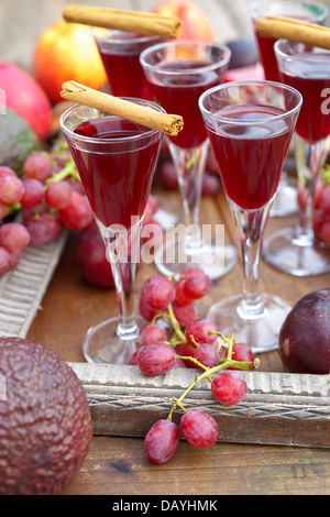 Herbst-Likör, Getreide, Pflaumen und Gewürzen Stockfoto