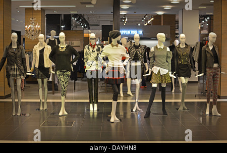 Schaufensterpuppen in der Damenabteilung Kleidung im Kaufhaus Bloomingdales in Manhattan, New York City Stockfoto