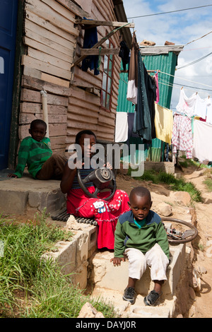 Spielende Kinder, Imizamo Yethu Township, Hout Bay, Kapstadt, Südafrika Stockfoto