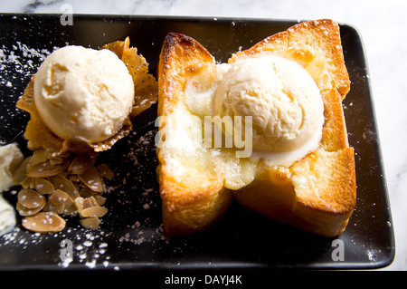 Toast und Vanilleeis Stockfoto