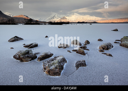 Sonnenaufgang über dem man Na h-Achlaise und schwarz auf Rannoch Moor in den Highlands von Schottland zu montieren Stockfoto