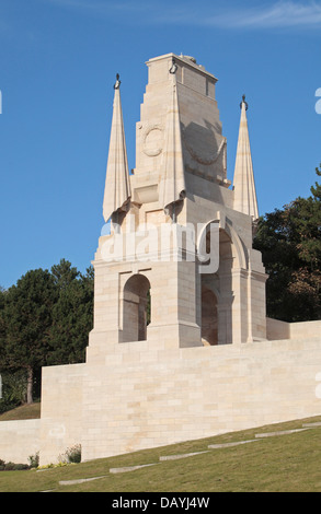 Turm der zentralen Gedenkstätte im Étaples Military Cemetery (CWGC), Etaples, Pas-De-Calais, Frankreich. Stockfoto