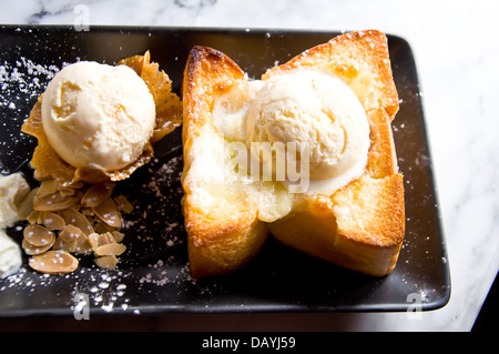 Toast und Vanilleeis Stockfoto