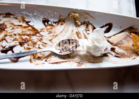 leere Schüssel mit Eis aus Essen Stockfoto