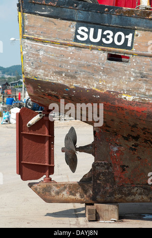 Ruder und Propeller auf UK Fischerboot mit Opferanode Ruder befestigt Stockfoto
