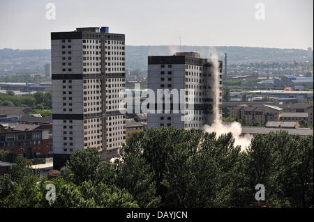 Glasgow, Vereinigtes Königreich. 21. Juli 2013. 170 und 200 Sandiefield Road, Gorbals, Glasgow durch kontrollierte Explosion Credit gesprengt: Tony Clerkson/Alamy Live News Stockfoto