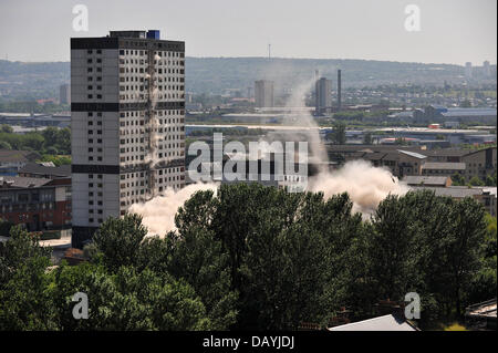 Glasgow, Vereinigtes Königreich. 21. Juli 2013. 170 und 200 Sandiefield Road, Gorbals, Glasgow durch kontrollierte Explosion Credit gesprengt: Tony Clerkson/Alamy Live News Stockfoto