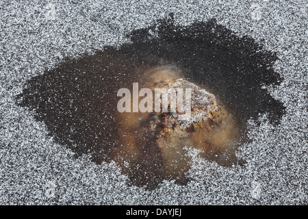 Granitblock eingefroren im Eis auf Rannoch Moor in den Highlands von Schottland Stockfoto