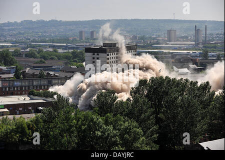 Glasgow, Vereinigtes Königreich. 21. Juli 2013. 170 und 200 Sandiefield Road, Gorbals, Glasgow durch kontrollierte Explosion Credit gesprengt: Tony Clerkson/Alamy Live News Stockfoto