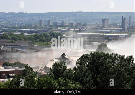 Glasgow, Vereinigtes Königreich. 21. Juli 2013. 170 und 200 Sandiefield Road, Gorbals, Glasgow durch kontrollierte Explosion Credit gesprengt: Tony Clerkson/Alamy Live News Stockfoto