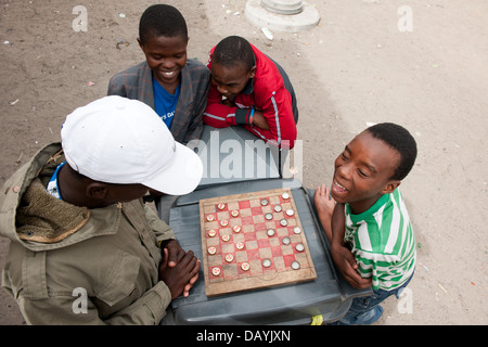 Jungs spielen Entwürfe, Langa Township in Kapstadt, Südafrika Stockfoto