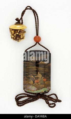 Dieses INRO-, Ojime- und Netsuke-Set ist ein exquisites Beispiel japanischer Handwerkskunst. Der INRO ist ein traditioneller Behälter, der häufig zur Aufbewahrung von Dichtungen oder Medikamenten verwendet wird und mit komplizierten Designs verziert ist. Die Ojime ist eine kleine Perle zur Befestigung des INRO, und die Netsuke ist ein geschnitzter Knebel, mit dem sie an einem Gürtel befestigt wird. Zusammen veranschaulichen diese Stücke die komplizierte und funktionale Kunst der japanischen Edo-Zeit. Stockfoto