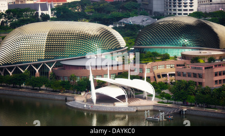 Blickte auf Singapurs Esplanade Theater an der Bucht von Marina Bay Sands anzeigen Galerie Plattform oben Stockfoto