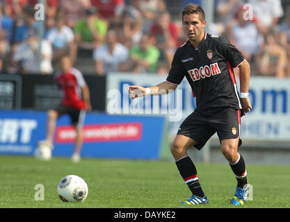 Memmingen, Deutschland. 20. Juli 2013. Monacos Spieler Joao Mountinho in Aktion während der Fußball-Testspiel zwischen FC Augsburg und AS Monaco in Memmingen, Deutschland, 20. Juli 2013. Foto: Karl-Josef Hildenbrand/Dpa/Alamy Live News Stockfoto