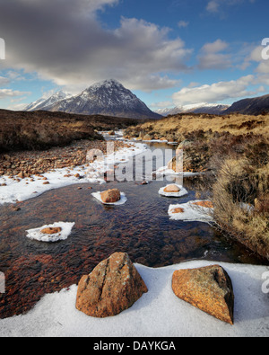 Stob Dearg und der Buachaille Etive Mor vom Fluss Coupall im Winter gesehen Stockfoto