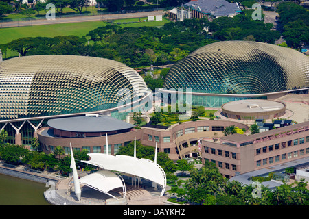 Blickte auf Singapurs Esplanade Theater an der Bucht von Marina Bay Sands anzeigen Galerie Plattform oben Stockfoto