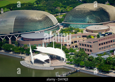 Blickte auf Singapurs Esplanade Theater an der Bucht von Marina Bay Sands anzeigen Galerie Plattform oben Stockfoto