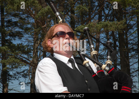 Fiona Caldwell 37, schottische weibliche Piper bei den jährlichen Spielen und Treffen der Tomintoul Highland, die am 3rd. Samstag im Juli auf dem Ausstellungsgelände im Dorf stattfinden. Dieses sportliche, historische und traditionelle Ereignis der vergangenen Jahre wurde von schlechtem Wetter heimgesucht und mehrfach abgesagt. Der Cairngorms National Park beherbergt einige der besten und berühmtesten Highland Games in Schottland und hat eine lange Tradition und Geschichte, in der Clans bei Sportveranstaltungen gegeneinander antreten würden. Stockfoto