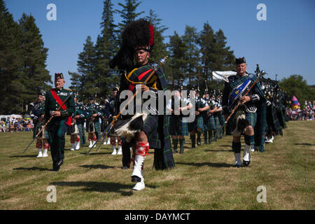 Schottische Marschkapelle in Tomintoul, Großbritannien. Juli 2013. Die Towie und Balllater massierten Bands bei den jährlichen Spielen und Treffen der Tomintoul Highlands, die am Samstag, den 3rd. Juli, auf dem Showground im Dorf abgehalten wurden. Dieses sportliche, historische und traditionelle Ereignis der vergangenen Jahre wurde von schlechtem Wetter heimgesucht und mehrfach abgesagt. Der Cairngorms National Park beherbergt einige der besten und berühmtesten Highland Games in Schottland und hat eine lange Tradition und Geschichte, in der Clans bei Sportveranstaltungen gegeneinander antreten würden. Stockfoto