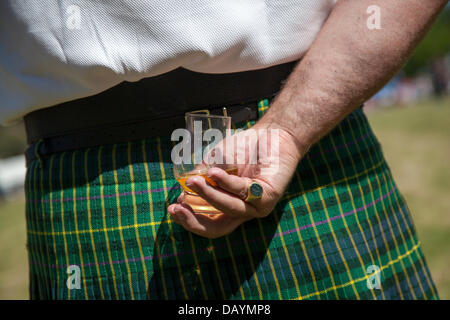 Tomintoul, Schottland.  20. Juli 2013. Stuart MacBride an der schottischen Erfrischungen an den jährlichen Tomintoul Highland Games MacBride Tartan tragen und sammeln statt am 3. Samstag im Juli, auf dem Ausstellungsgelände im Dorf.  Diese sportliche, historische und traditionelle Veranstaltung in den letzten Jahren hat bei schlechtem Wetter heimgesucht worden und wurde bereits mehrfach abgebrochen. Bildnachweis: Mar Photographics/Alamy Live-Nachrichten Stockfoto