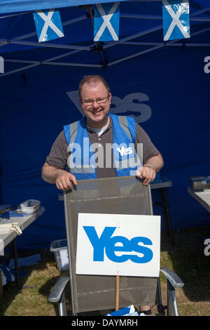 Tomintoul, Schottland.  20. Juli 2013. Herr Paul Donaldson, statt 35 Kampagne für die Ja-Stimmen bei der schottischen Volksabstimmung an den jährlichen Tomintoul Highland Games und sammeln am 3. Samstag im Juli, auf dem Ausstellungsgelände im Dorf.  Diese sportliche, historische und traditionelle Veranstaltung in den letzten Jahren hat bei schlechtem Wetter heimgesucht worden und wurde bereits mehrfach abgebrochen. Bildnachweis: Mar Photographics/Alamy Live-Nachrichten Stockfoto