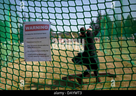 Sicherheitsregeln bei Scottish Highland Games Tomintoul, Schottland, Großbritannien. 20th. Juli 2013. Schwere Wurfveranstaltungen bei den jährlichen Spielen und Treffen der Tomintoul Highland am Samstag 3rd im Juli auf dem Ausstellungsgelände im Dorf. Der Cairngorms National Park beherbergt einige der besten und berühmtesten Highland Games in Schottland und hat eine lange Tradition und Geschichte, in der Clans bei Sportveranstaltungen gegeneinander antreten würden. Stockfoto