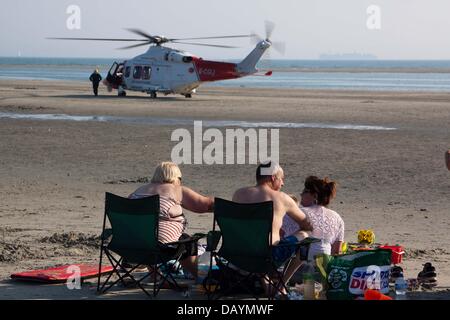 West Wittering, UK. 21. Juli 2013. Ein medizinischer Notfall am West Wittering Beach, West Sussex. Der Notfall nahmen 3 Krankenwagen, 2 medizinische Autos, 2 Polizeiwagen und ein Hubschrauber der Küstenwache. Bildnachweis: Andrew Spiers/Alamy Live-Nachrichten Stockfoto