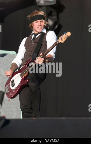 Dougie Poynter, Bass und Backing-Vocals von Multi-Platin verkaufen Band McFly treten bei Go Local, London. Am 19. Juli 2013 Stockfoto