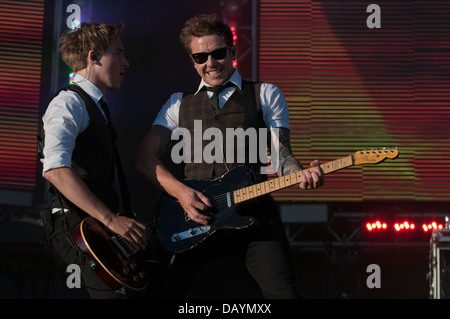 Tom Fletcher (L) und Danny Jones (R) von Multi-Platin verkaufen Band McFly treten bei Go Local, London. Am 19. Juli 2013 Stockfoto