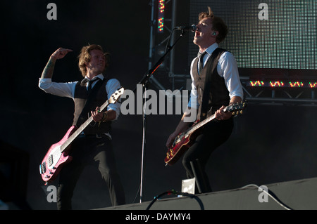 Dougie Poynter (L) und Tom Fletcher (R) von Multi-Platin verkaufen Band McFly treten bei Go Local, London. Am 19. Juli 2013 Stockfoto