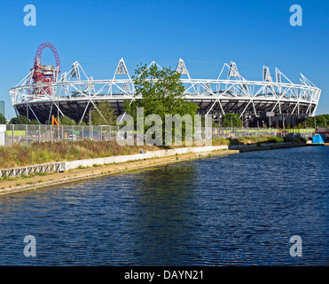 Ansicht von Stratford des Olympiastadions und der ArcelorMittal Orbit über Lea (Lee) Flussschifffahrt in Hackney Wick Stockfoto