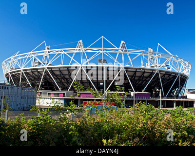 Blick auf das Olympiastadion Stadion für die 2012 Olympischen Sommerspiele und die Paralympics, gelegen im Olympiapark, Stratford Stockfoto