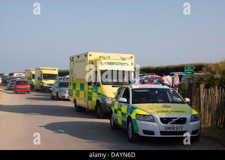 West Wittering, UK. 21. Juli 2013. Ein medizinischer Notfall am West Wittering Beach, West Sussex. Der Notfall nahmen 3 Krankenwagen, 2 medizinische Autos, 2 Polizeiwagen und ein Hubschrauber der Küstenwache. Bildnachweis: Andrew Spiers/Alamy Live-Nachrichten Stockfoto