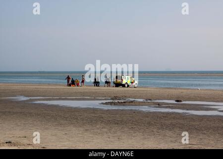 West Wittering, UK. 21. Juli 2013. Ein medizinischer Notfall am West Wittering Beach, West Sussex. Der Notfall nahmen 3 Krankenwagen, 2 medizinische Autos, 2 Polizeiwagen und ein Hubschrauber der Küstenwache. Bildnachweis: Andrew Spiers/Alamy Live-Nachrichten Stockfoto