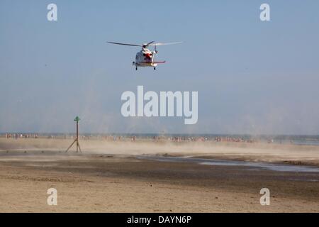 West Wittering, UK. 21. Juli 2013. Ein medizinischer Notfall am West Wittering Beach, West Sussex. Der Notfall nahmen 3 Krankenwagen, 2 medizinische Autos, 2 Polizeiwagen und ein Hubschrauber der Küstenwache. Bildnachweis: Andrew Spiers/Alamy Live-Nachrichten Stockfoto