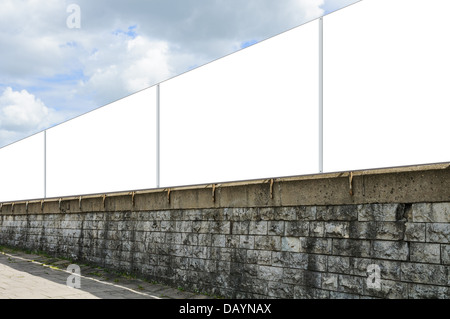 Plakat mit leeren Bildschirm gegen blauen Wolkenhimmel Stockfoto