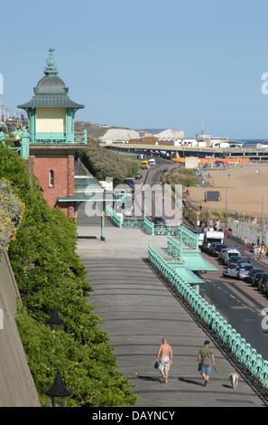 Promenade über Madeira fahren Brighton Marine Parade Aufzug im Hintergrund Stockfoto