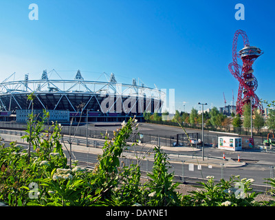 Blick auf das Olympiastadion Stadion für den 2012 Olympischen Spielen und Paralympics und der ArcelorMittal Orbit Stockfoto
