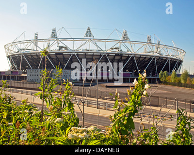 Blick auf das Olympiastadion Stadion für die 2012 Olympischen Sommerspiele und die Paralympics, gelegen im Olympiapark, Stratford Stockfoto