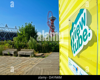 Blick von der ArcelorMittal Orbit und dem Olympiastadion von View Tube Café, Stratford, East London, England, Vereinigtes Königreich Stockfoto